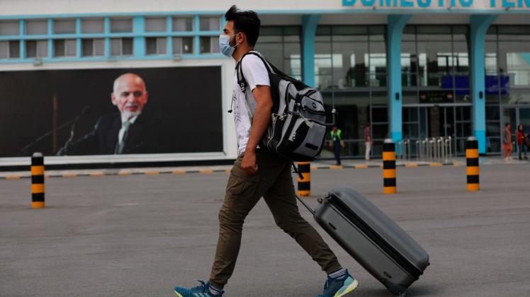Ein Passagier geht zum Abflugterminal des internationalen Flughafens Hamid Karzai in Kabul.