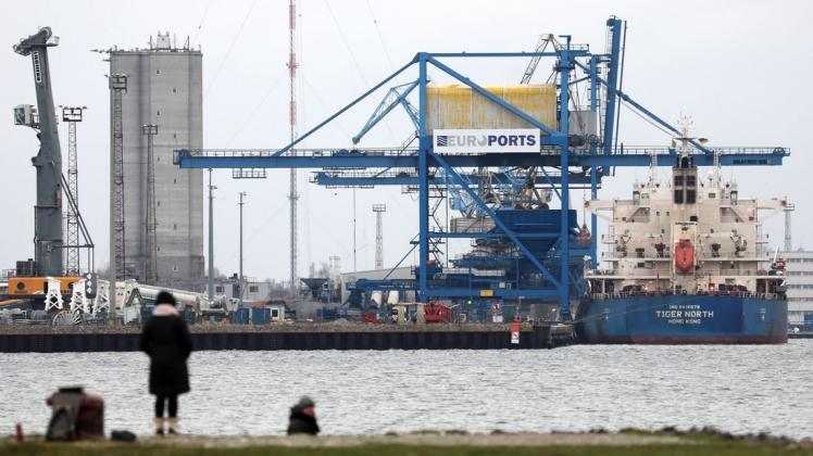 Der Rostocker Überseehafen benötigt mehr Flächen, um weiter wachsen zu können. Beim Aufbau eines Energiehafens sollen auch Fördermittel aus Schwerin helfen.