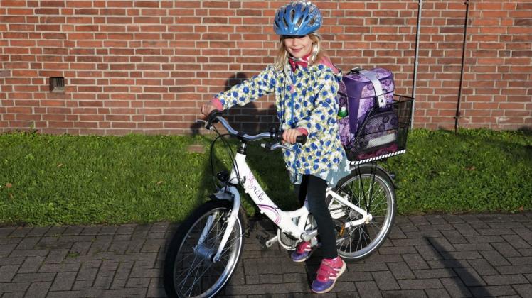 Lisas Schulweg mit dem Fahrrad führt an Hauptverkehrsstraßen vorbei: Sie besucht jetzt nach den Sommerferien in Rellingen die zweite Klasse.