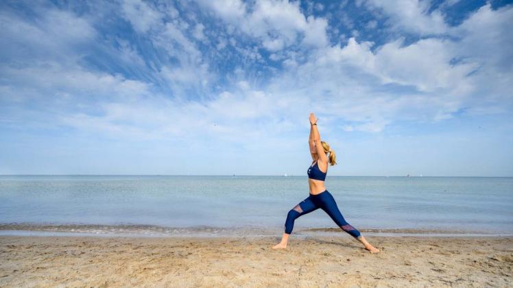 Warnemünde bietet die besten Voraussetzungen für sportliche Betätigungen – auch Yoga am Strand zählt dazu. Einige solcher Angebote werden bei den 1. Thalasso-Aktiv-Tagen vorgestellt.