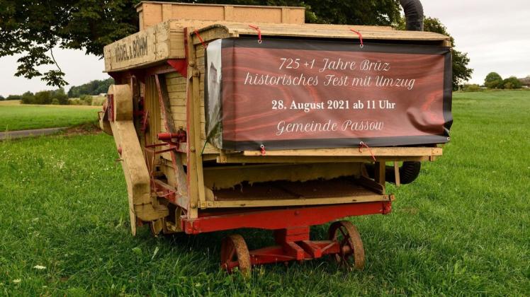 Direkt am Ortseingang von Brüz kündigt ein historischer Dreschkasten die Jubiläumsveranstaltung an.