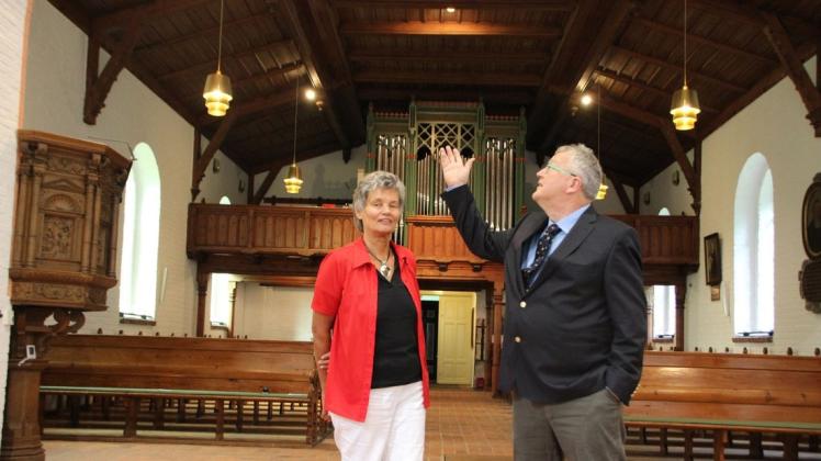 Ingrid Svensson und Detlef Matthiessen freuen sich über die gelungene Innenrestaurierung der Kirche, die auf den ersten Blick gar nicht zu erkennen ist.