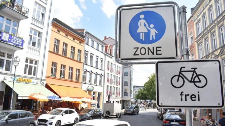 Die „Sommerstraße Am Brink“ soll noch bis Oktober autofrei bleiben. Die Ergebnisse einer Analyse sollen öffentlich diskutiert werden.