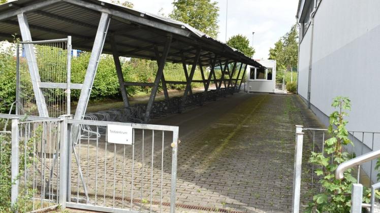 Am Ende des Fahrradständers, aus Richtung der Kita Klimperkiste kommend, liegt der Testcontainer der Ambulanz Millich.