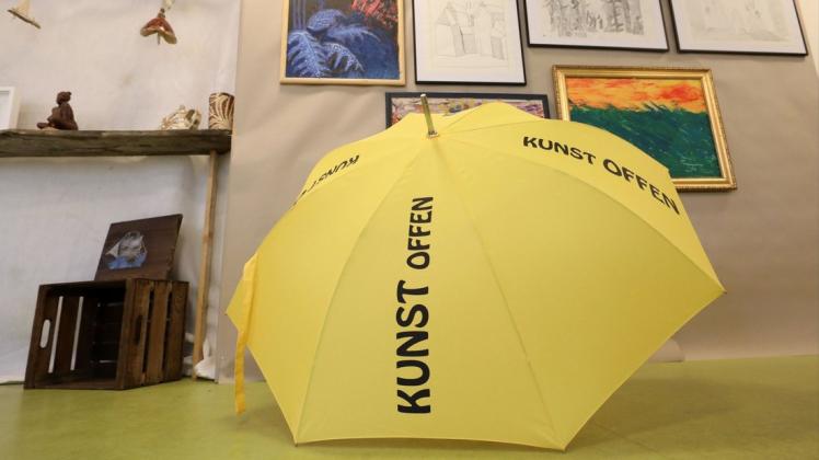 Gelbe Schirme weisen den Weg zu geöffneten Ateliers, Werkstätten und Ausstellungen.