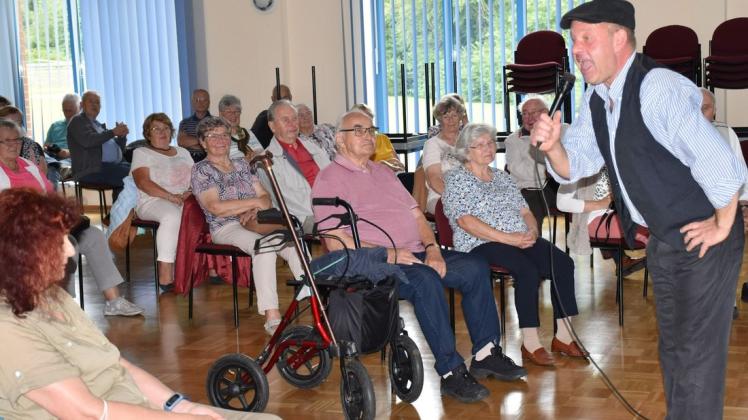 Benjamin Nolze sorgte im Saal der Gadebuscher Feuerwehr für gute Stimmung. Etwa 50 Senioren freuten sich über die Darbietung.