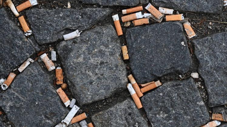 So wie hier achtlos entsorgt, gelangen im Abfall verbliebene Schadstoffe von Zigarettenstummeln in die Umwelt und den Wasserkreislauf.