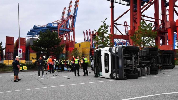 Die Zufahrt vom Containerterminal war für die Rettungsmaßnahmen gesperrt.