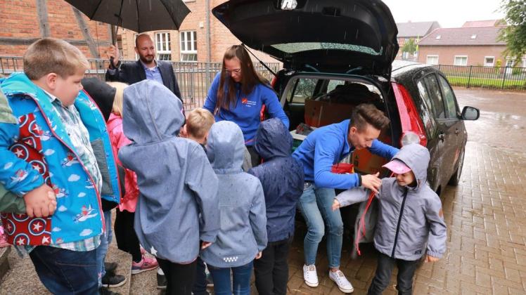 Der strömende Regen tat der guten Laune keinen Abbruch, am Freitag bekamen die Erstklässler der Schule am Mühlenteich ihre Geschenke von den Hagenower Stadtwerken.