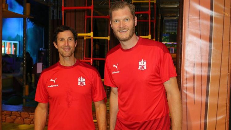 HSV-Trainer Torsten Jansen (l.) und der nach Hamburg zurückgekehrte Johannes Bitter beim Besuch in der Funtasy World in Wittenberge. Das Team des Bundesliga-Aufsteigers bereitete sich vier Tage in der Elbestadt auf die neue Saison vor.