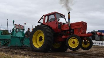 Ein Traktor zieht beim Pulling in der Gemeinde Lützow einen Bremswagen.