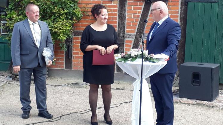 Die offizielle Verabschiedung von Alfred Matzmohr (r.) in Wittenburg: Nachfolgerin Janine Holz und Thomas Witt, stellvertretender Amtsvorsteher, überbrachten die besten Wünsche.
