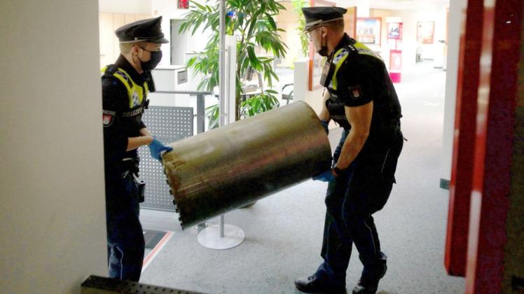 25. Oktober 2020: Polizisten tragen den Kernbohrer aus der Haspa in Altona.