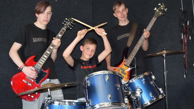 Die drei Güstrower Brüder Kevin, Jannek und Lukas (v. l.) mit ihrer Band „Dämmernacht“ im Jahr 2018 im Jugendklub „Alte Molkerei“.
