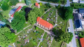 Rund um das Friedhofsareal mit der gotischen Kirche aus dem 13./14. Jahrhundert will die Gemeinde Pokrent einen Treffpunkt der Generationen schaffen.