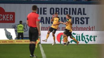 Dresden feiert seinen 3:1-Sieg in Rostock.