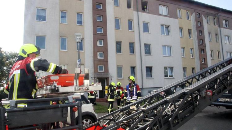 21 Kameraden der FFw Sternberg absolvieren eine Ausbildungsübung in der Sternberger Karl-Marx-Straße. Verschiedene Szenarien der Einsatzmöglichkeiten eines Wohnungsbrandes werden durchgespielt. Darunter Rettung von Verletzten durch den Hausflur und per Drehleiter.
Foto: © Michael-Günther Bölsche