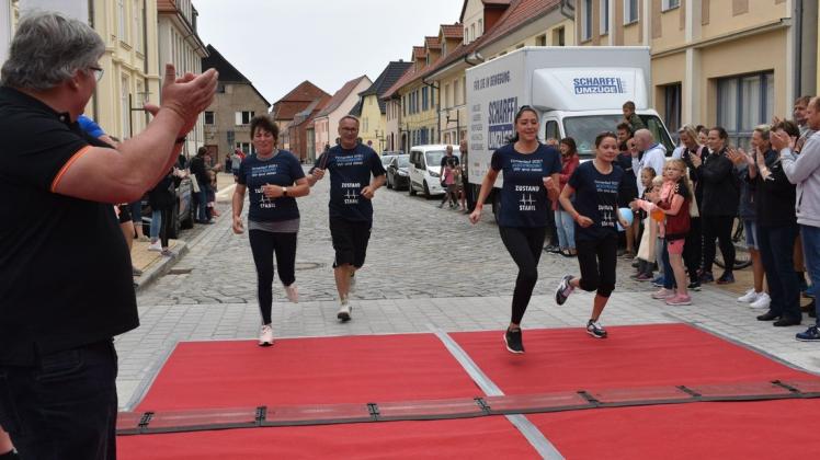 Die letzten Meter gemeinsam: Das Staffelteam der Warnow-Klinik läuft ins Ziel. Manuela Kinkeldey, Dirk Flachsmeyer, Yasmin Fietz und Mandy Siglow (v.l.n.r.) haben es gemeinsam geschafft.