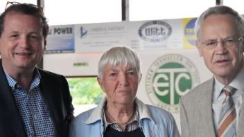 Für 50 Jahre ETC-Mitgliedschaft wurden Helga Zeitz und Burkhard Waschk (rechts) vom Vorsitzenden Alexander Hermann geehrt.