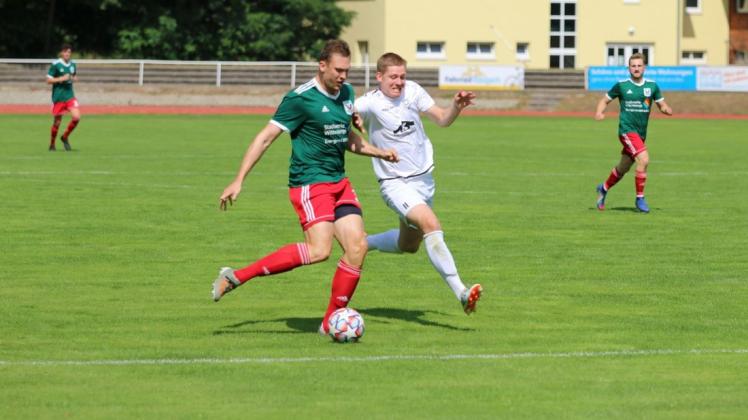 Veritas-Spieler Sebastian Metschulat (l., im Spiel gegen MSV Neuruppin) schied bei der Partie in Nauen in verletzungsbedingt aus.