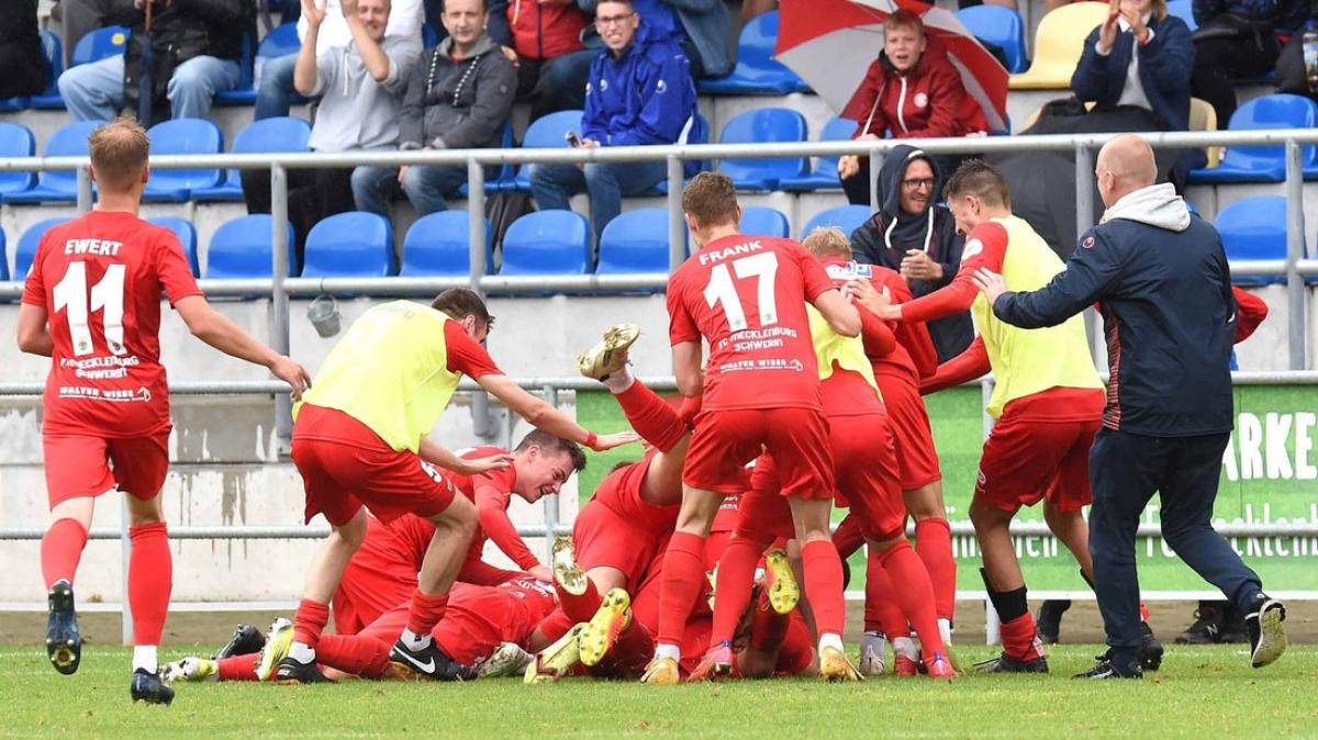 Fußball FC Mecklenburg Schwerin feiert ersten OberligaSieg SVZ