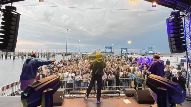 Über zehn Künstler aus dem ganzen Land kommen live und Open Air zum Hafenfestival Föhr.