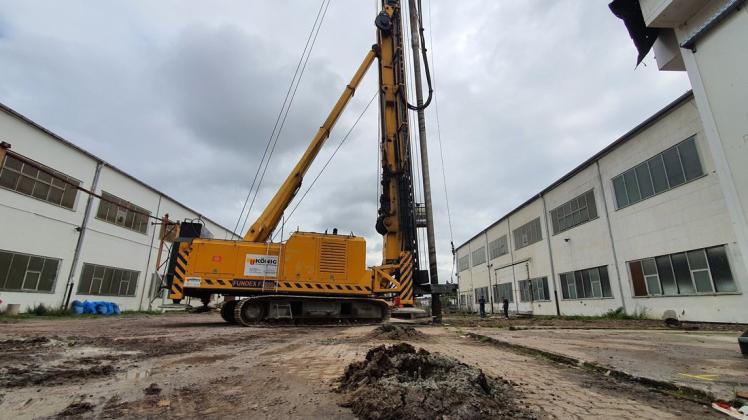 Ein riesiger Bohrer sorgt für die Fundamente der neuen Lagerhalle der Firma „Tamke Technics“ im Boizenburger Hafen.