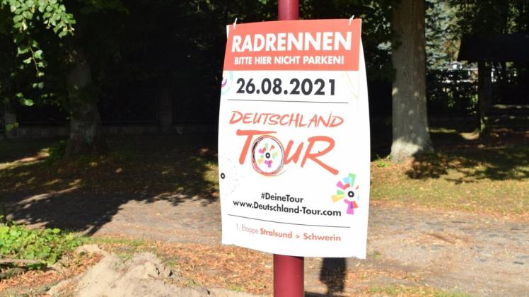 Hinweisschild der Deutschland Tour an der Landesstraße 031 in Hasenwinkel. Die erste Etappe führt von Stralsund nach Schwerin über Rostock.