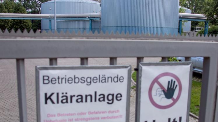 Tonnenweise Klärschlamm soll ab 2023 in einer Anlage in Rostock-Bramow verwertet werden. Eine Bürgerinitiative kritisiert das Vorhaben und fordert einen sofortigen Planungsstopp.