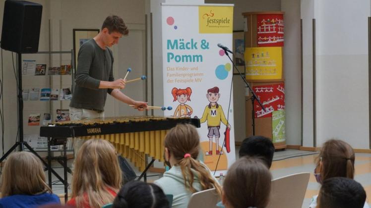 Gespannt lauschen die Schüler der 3. Klasse dem Blues, den Schlagzeuger Alexej Gerassimez auf dem Vibraphon spielt.