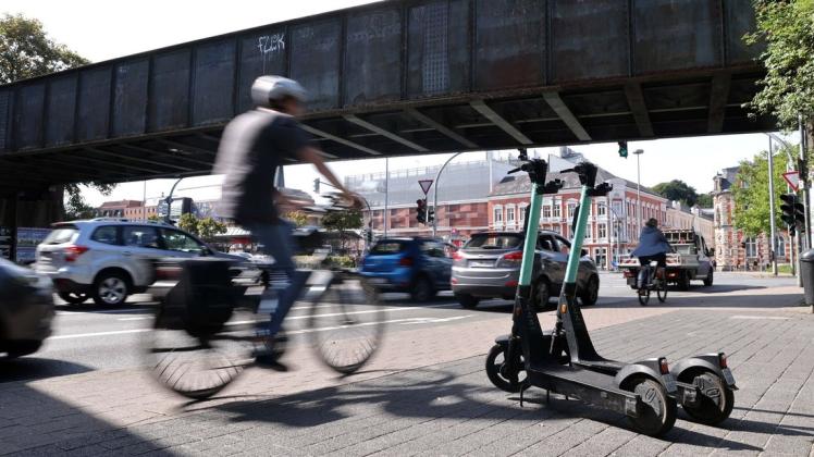 Auto, Fahrrad oder E-Scooter: Die Stadtverwaltung möchte herausfinden, womit die Flensburger in der Stadt unterwegs sind.
