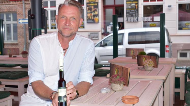 Stephan Schmidt aus Krakow am See verkauft „Moorlämpchen“ und andere Kräuterliköre aus eigener Herstellung.