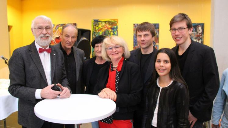 Sie gestalten den Anna-Seghers-Abend (v.l.): Hans-Wolfgang Römer, Helmut Kieswetter, Liane Römer (m.), Eckart Möbius, Stefan Möbius, Anne-Christin Möbius (v.).