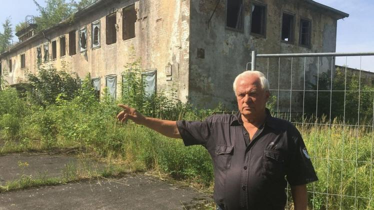 Der Zaun ist weit geöffnet: Hans-Werner Leukert, Vorsitzender der Kleingarten-Anlage „Nuddelbach“, hat Angst, dass Unbefugte auf das ehemalige Flugplatz-Areal gelangen und Unheil anrichten.