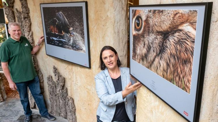 Zoodirektorin Antje Angeli und Fördervereins-Mitglied Dittmar Brandt mit den Gewinnerbildern des Fotowettbewerbs „Glanzlichter der Naturfotografie”.