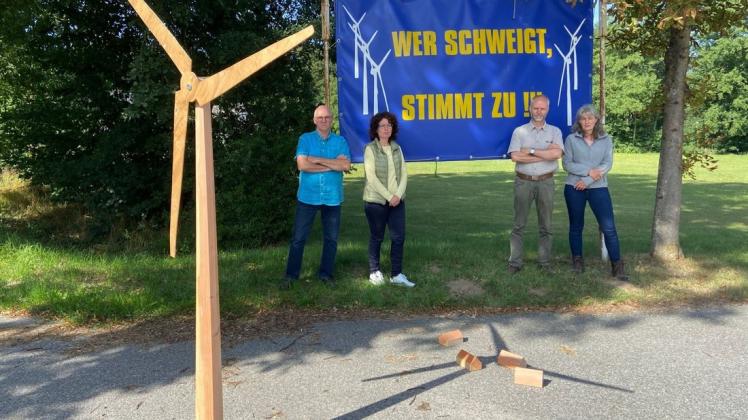 In Renzow mehren sich die Stimmen gegen die mögliche Ausweisung eines zweiten Windparks. Im Bild: Gemeindevertreter Uwe Daubner sowie Silke Makowei Oliver Guhl und Grit Werner (v.l.) von einer Bürgerinitiative.