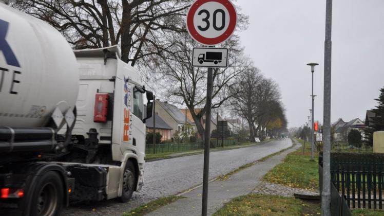 Eine Geschwindigkeitsbegrenzung auf Tempo 30 für Lastwagen wird es in Spornitz vorerst nicht geben.