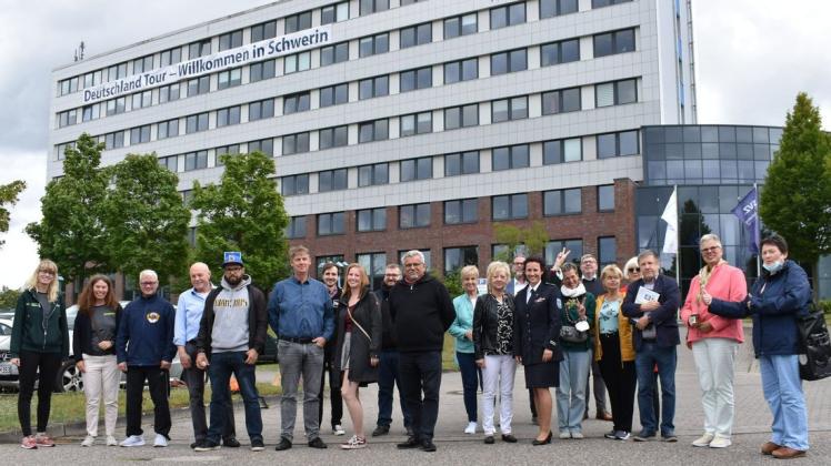Die Vertreter von zehn Vereinen freuen sich über das Preisgeld von insgesamt 10.000 Euro aus der gemeinsamen Förderaktion von SVZ und Schweriner Helios-Kliniken.