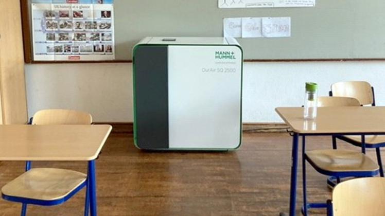 Ein Luftfiltergerät in einem Klassenzimmer.