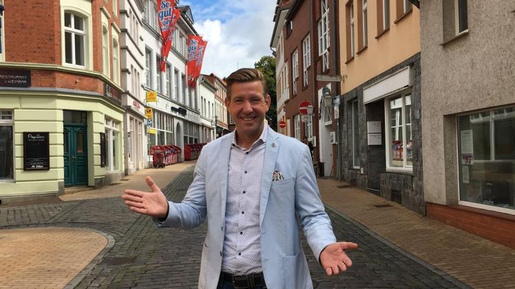 Landtagskandidat Christian Brade in der Langen Straße in Parchim vor dem Bürgerbüro der SPD.