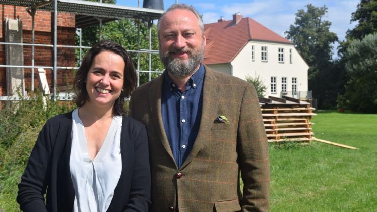 Anne-Laure und Markus von Fuchs (v.l.) bauen auf ihrem Gut in Zahren einen Pferdestall zum Co-Working-Space um.