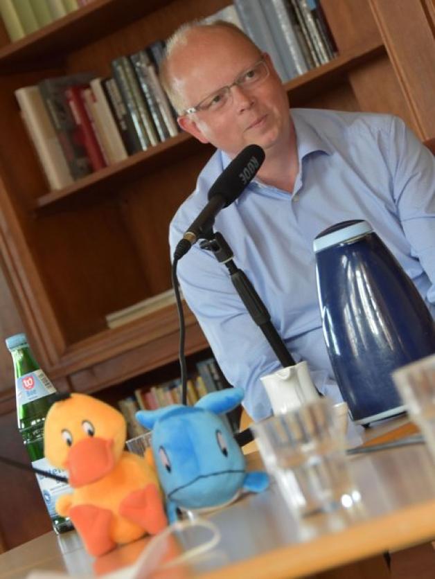 Stefan Seidler scheint als Vertreter des SSW, der Partei der dänischen Minderheit, ein Außenseiter zu sein. Doch politische Beobachter sagen ihm gute Chancen voraus. Für die Minderheitenpartei gilt eine Ausnahmeregel von der Fünf-Prozent-Hürde. Stefan Seidler scheint als Vertreter des SSW, der Partei der dänischen Minderheit, ein Außenseiter zu sein. Doch politische Beobachter sagen ihm gute Chancen voraus. Für die Minderheitenpartei gilt eine Ausnahmeregel von der Fünf-Prozent-Hürde.