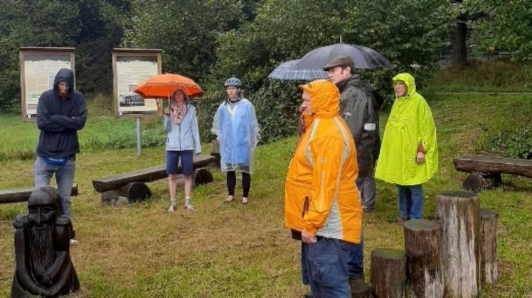Ließen sich vom Regen nicht abhalten: Die Mitglieder des Kulturvereins Sagenland und ihre Gäste.
