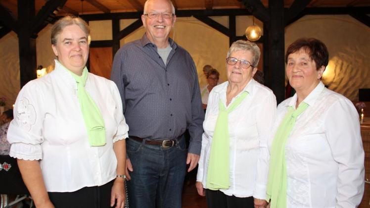 Chorleiterin Olrun Nast, Hans-Walter Schulz, Rosemarie Dau und Maria Wünsche (v.l.).