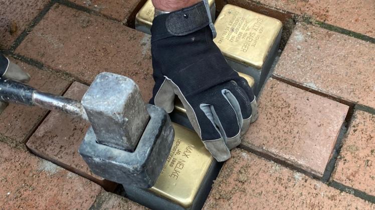 Am Montag wurden vier Stolpersteine in den Boden in der Großen Straße in Bad Wilsnack eingelassen. Sie sollen an das Schicksal der jüdischen Familie Saenger erinnern.