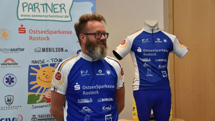 Organisator der hanse-Tour Sonnenschein und Rostocks Oberbürgermeister Claus Ruhe Madsen (parteilos), hofft, dass rund  rund 100.000 Euro für schwerkranke Kinder gesammelt werden können.