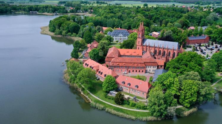Das Dobbertiner Kloster ist das Motiv des Monats Juli im Luftbildkalender 2022.