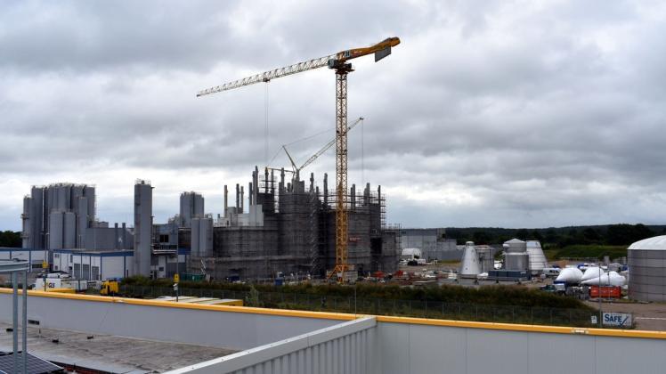 Fleißig gebaut wird derzeit bereits an der Käserei im Industriegebiet Süd. Doch kann der Ausbau wirklich genehmigt werden? Die Zweifel daran werden größer.