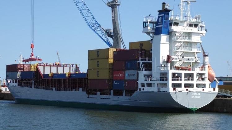 Das Schiff „Emilia“, beim Containerumschlag im Rostocker Hafen. Wöchentlich befördert das Schiff Container zwischen Kaliningrad und Rostock.