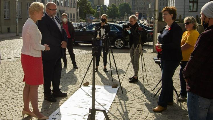 Das Ziel sei immer noch eine Geburtenstation in Crivitz: Ministerpräsidentin Manuela Schwesig und Gesundheitsminister Harry Glawe sprechen mit Mitgliedern der Volksinitiative